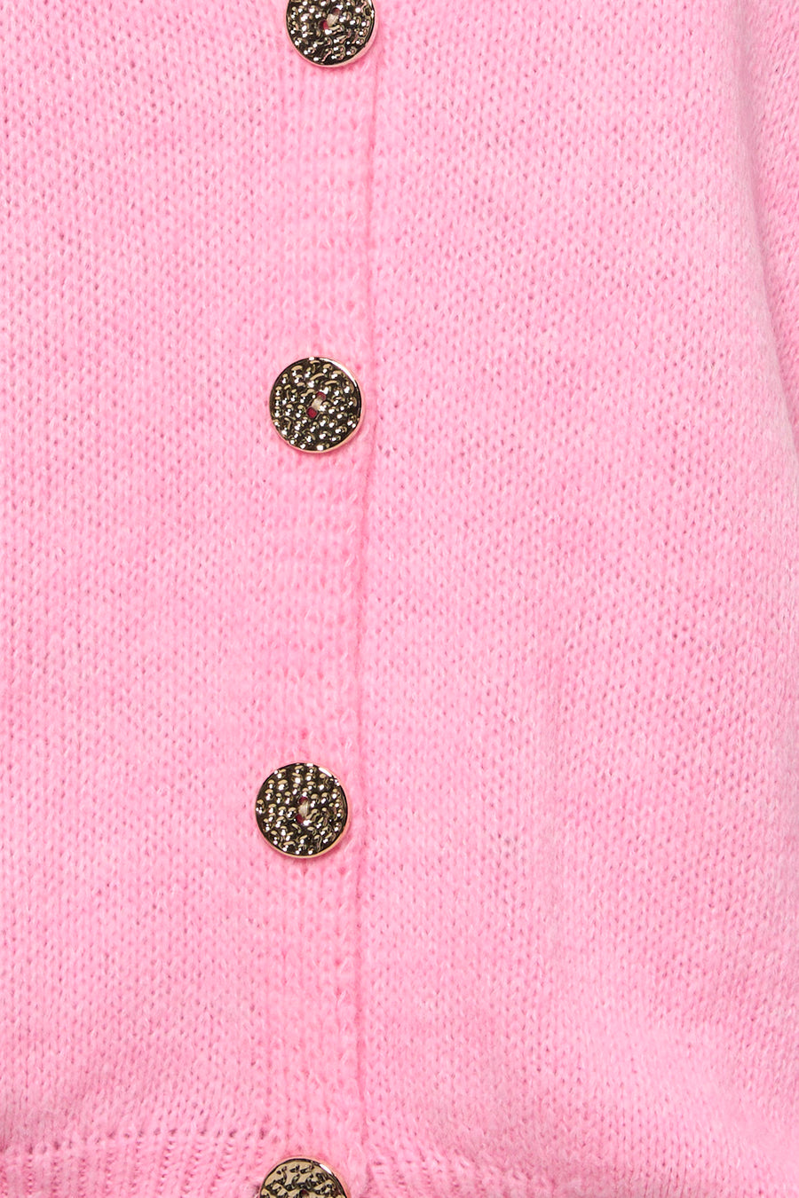 Gilet rose de Terra di Siena, avec texture tricotée et boutons décoratifs dorés.