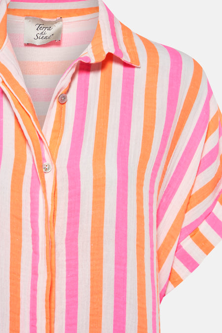 Chemise rayée à manches courtes de Terra di Siena, avec des rayures verticales orange et rose.