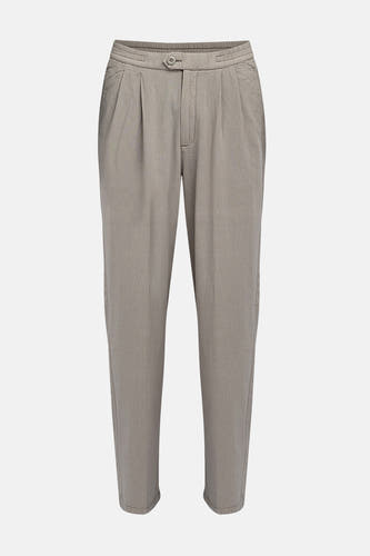 Pantalon écru de REDEFINED REBEL avec plis, taille élastique et fermeture à boutons.