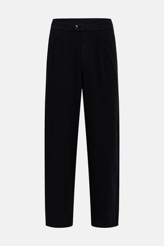 Pantalon noir de REDEFINED REBEL avec devant plissé, taille élastique et fermeture à boutons.