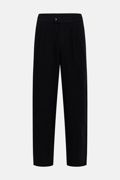 Pantalon noir de REDEFINED REBEL avec devant plissé, taille élastique et fermeture à boutons.