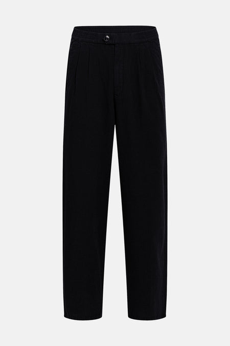 Pantalon noir de REDEFINED REBEL avec devant plissé, taille élastique et fermeture à boutons.