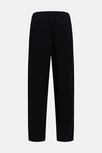 Pantalon noir de REDEFINED REBEL avec taille élastique et deux poches passepoilées à l'arrière.