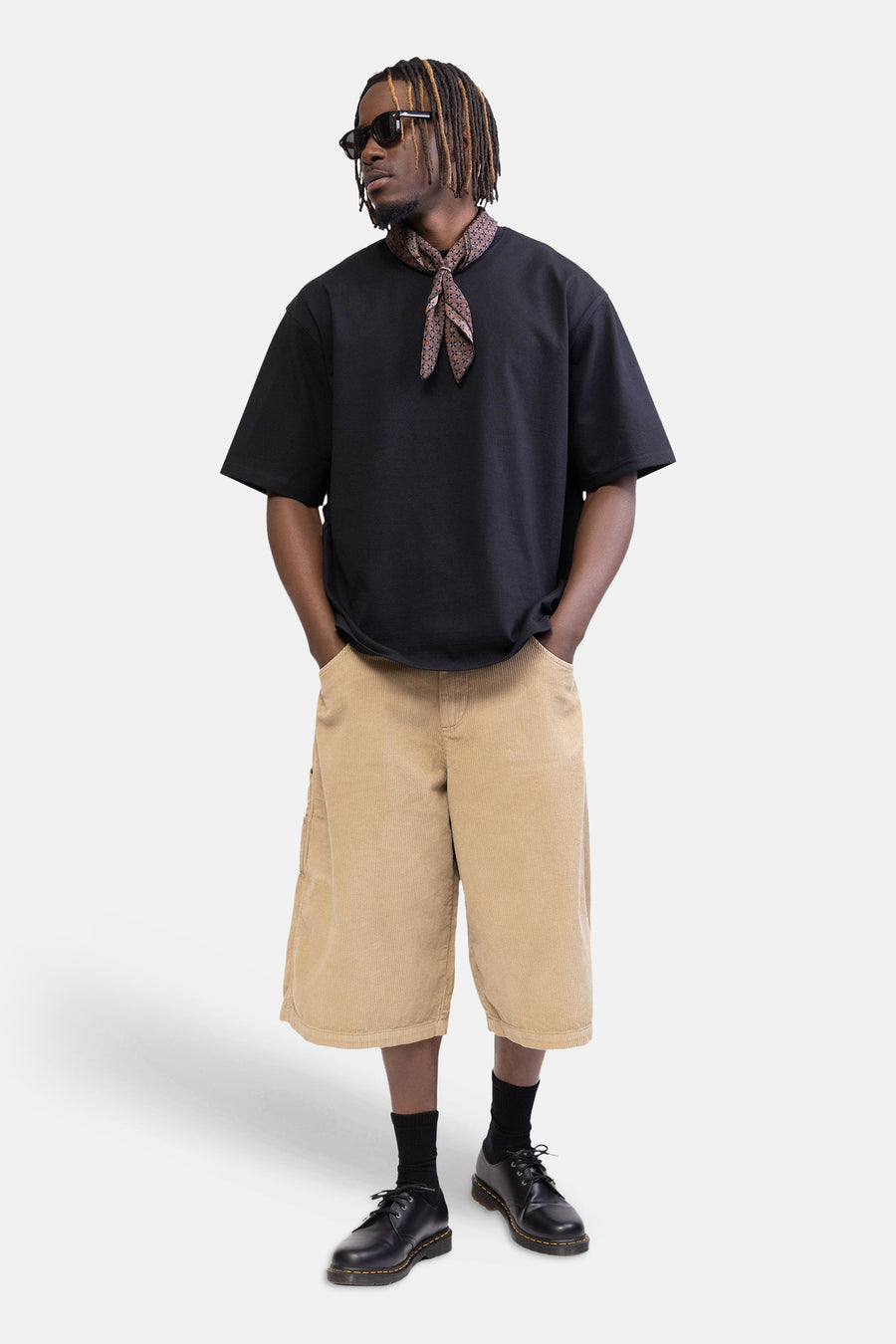 Short en velours côtelé beige de REDEFINED REBEL avec jambes larges et poches latérales, porté par un mannequin.