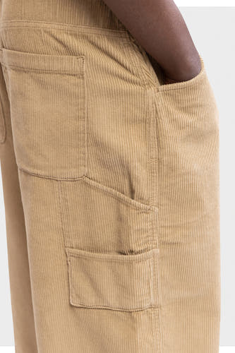 Short en velours côtelé beige de REDEFINED REBEL, avec poches plaquées et un détail foncé dans la poche latérale.