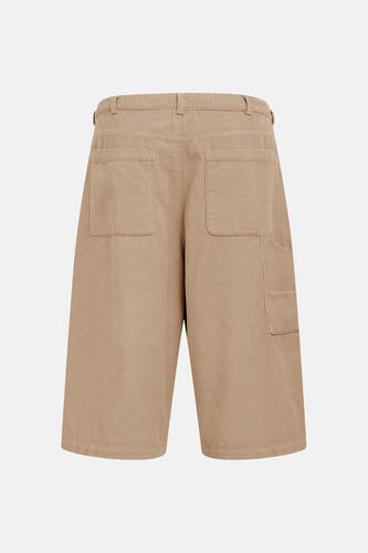 Short en velours côtelé beige de REDEFINED REBEL, avec une coupe ample, des poches plaquées à l'arrière et sur les côtés, dos.