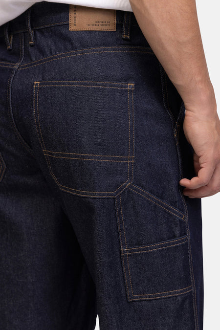 Donkerblauwe jeansshort met contrastnaden van REDEFINED REBEL, achterzak detail, katoen denim, lifestyle shot