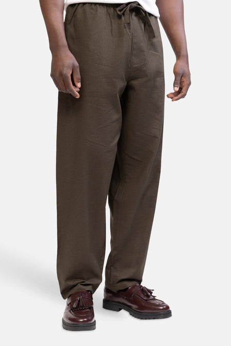 Pantalon vert de REDEFINED REBEL, avec taille élastique et poche arrière.