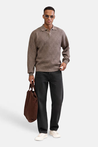 Jean large gris foncé de REDEFINED REBEL, combiné avec un sac marron et des baskets claires.