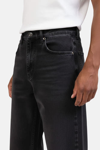 Jean large gris foncé de REDEFINED REBEL avec détail de bouton et texture subtile.