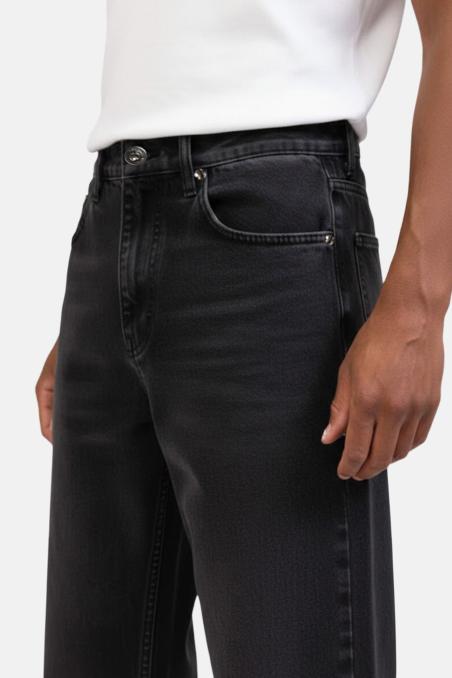Jean large gris foncé de REDEFINED REBEL avec détail de bouton et texture subtile.