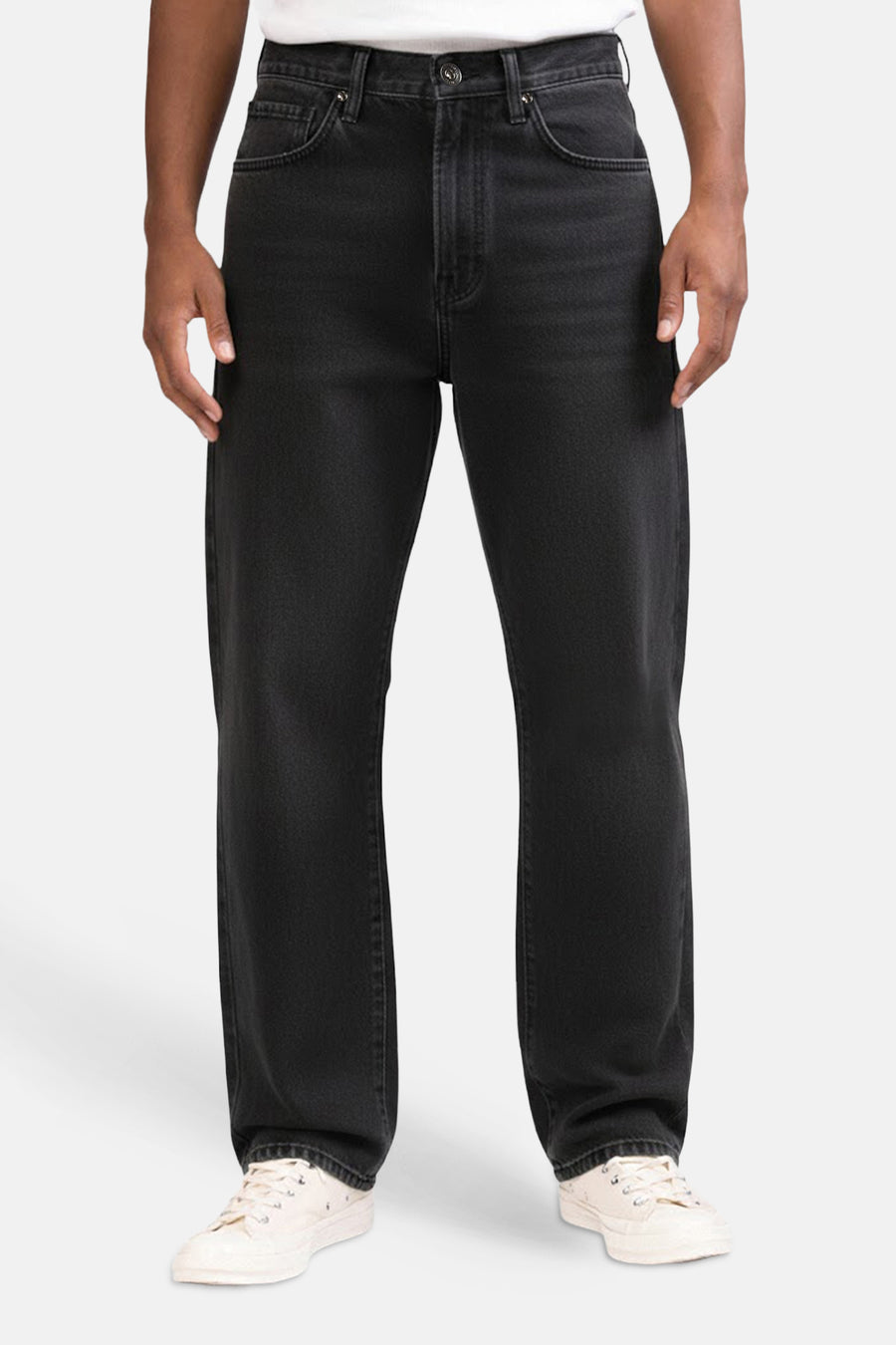Jean ample gris foncé en denim de REDEFINED REBEL, avec délavage léger et baskets blanches.
