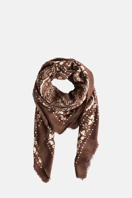 Châle d'été brun Access® avec des motifs floraux et un imprimé paisley, présenté drapé.