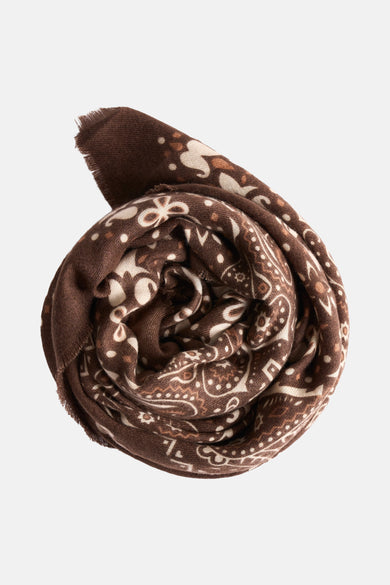 Écharpe d'été brune Access® avec imprimé paisley et franges décoratives, présentée roulée.