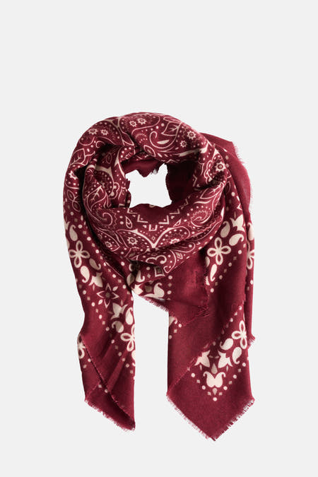 Écharpe rouge Access® avec un motif paisley et une texture torsadée.