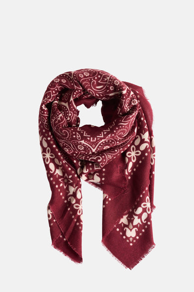 Écharpe rouge Access® avec un motif paisley et une texture torsadée.