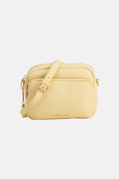 Sac à bandoulière jaune de Morgan De Toi avec quincaillerie dorée, une fermeture à glissière et une petite breloque dorée.