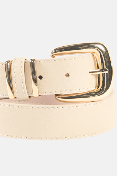 Ceinture écru de Morgan De Toi, avec une boucle dorée et des coutures le long des bords.