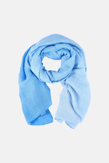 Écharpe d'été bleue de Morgan de Toi, avec une texture plissée et brillante et des plis drapés.