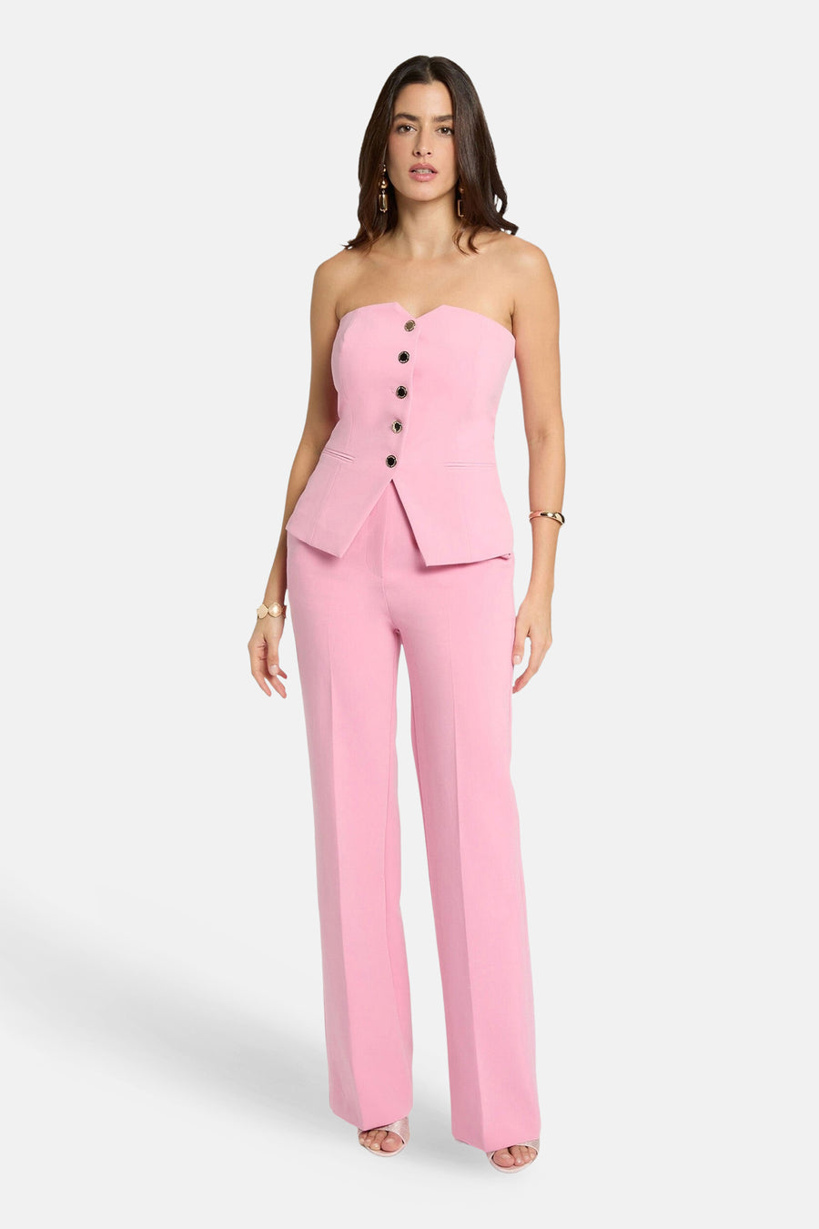 Gilet rose de Morgan De Toi, avec fermeture à boutons et pantalon large assorti.