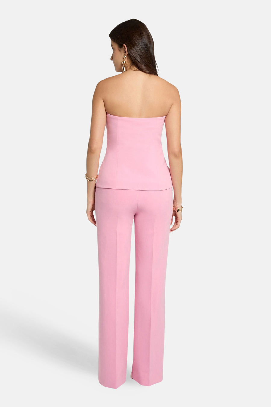 Gilet rose de Morgan De Toi, vue de dos, combiné avec un pantalon assorti, avec des bijoux dorés.