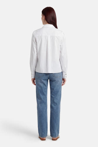 Chemise blanche à manches courtes de Morgan De Toi, vue de dos, avec un jean bleu et des chaussures.