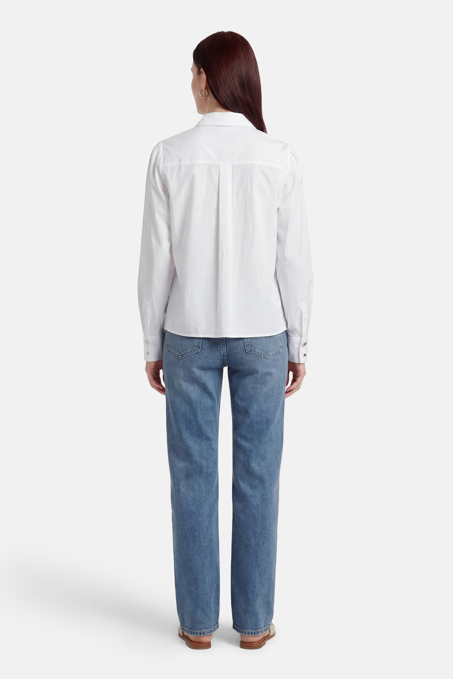 Chemise blanche à manches courtes de Morgan De Toi, vue de dos, avec un jean bleu et des chaussures.