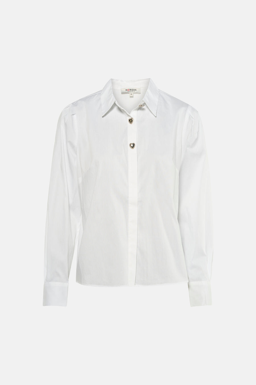 Chemise blanche à manches courtes de Morgan De Toi, avec des boutons en forme de cœur et portée avec un jean et des sandales.