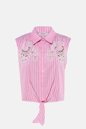 Chemise rose à manches courtes de Morgan De Toi, avec rayures blanches, broderies ajourées et ourlet noué.