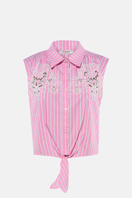 Chemise rose à manches courtes de Morgan De Toi, avec rayures blanches, broderies ajourées et ourlet noué.