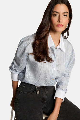 Chemise bleue à manches longues de Morgan De Toi, avec fines rayures et poignets blancs.