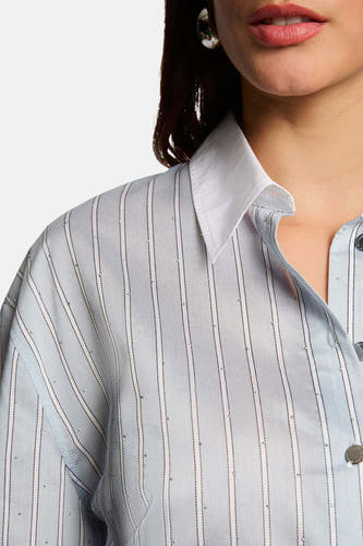 Chemise bleue à rayures à manches longues de Morgan De Toi, finie avec de subtils détails en strass et un col blanc.