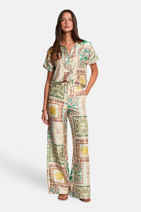 Chemise multicolore à manches courtes de Morgan De Toi, avec imprimé patchwork de soleils et motifs géométriques.