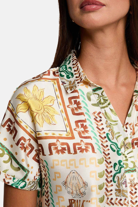 Chemise multicolore à manches courtes de Morgan De Toi avec imprimé tournesol, coquillage et géométrique, portée par un mannequin.