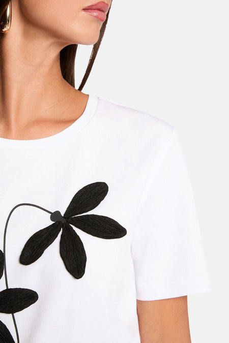 T-shirt blanc Morgan De Toi, avec de grandes applications de fleurs noires et des manches courtes.