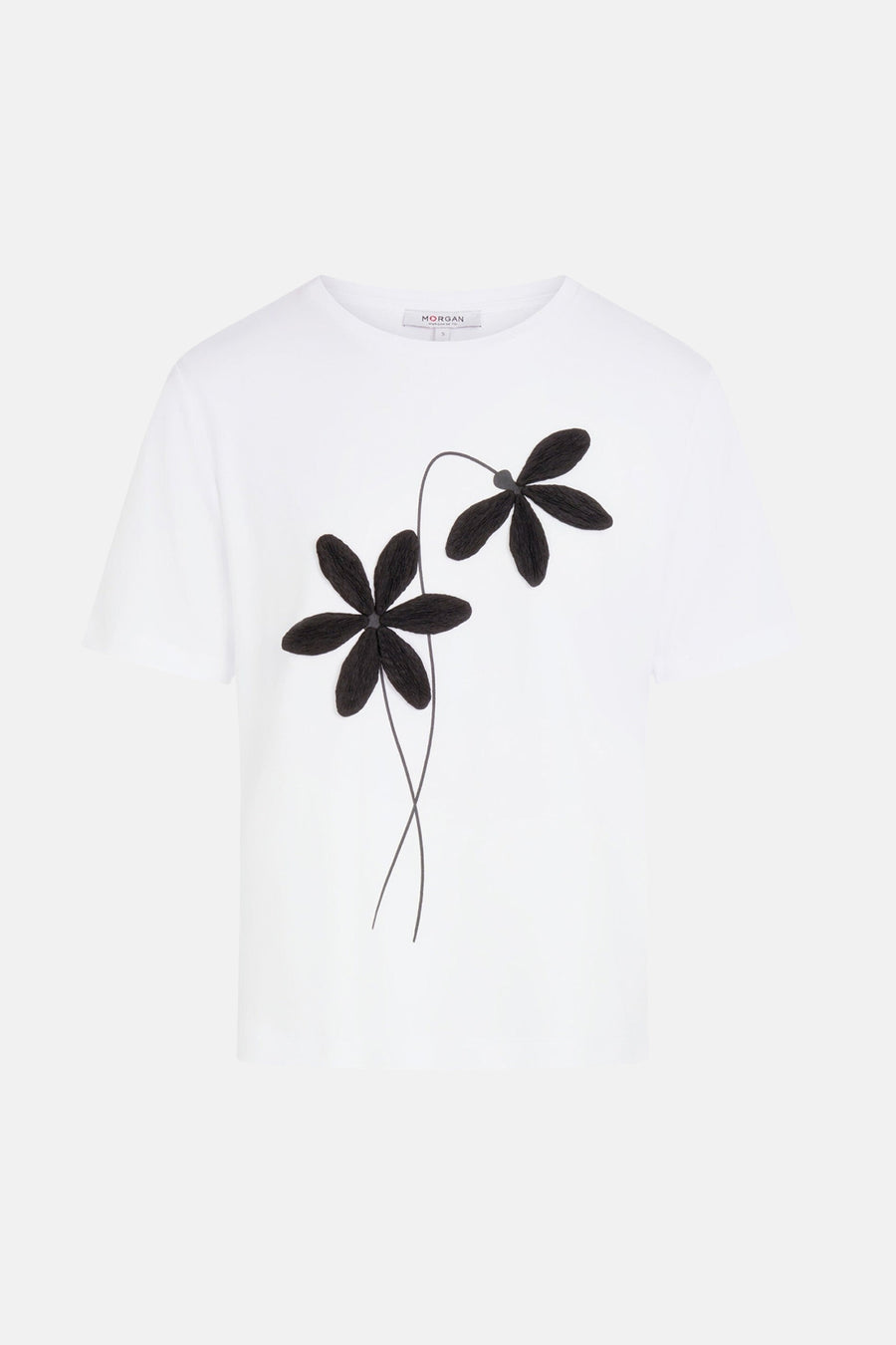 T-shirt blanc de Morgan De Toi, avec applications de fleurs noires et manches courtes.