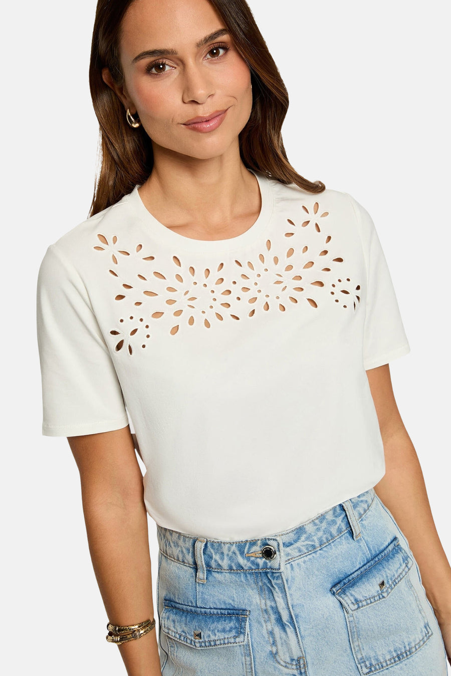 T-shirt blanc Morgan De Toi, vu de dos, combiné avec un jean ample bleu clair et des bottines en daim.
