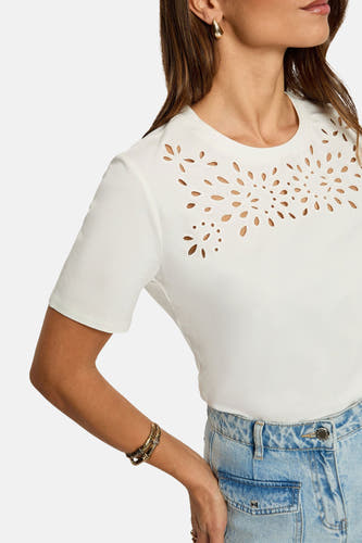 T-shirt blanc Morgan De Toi, à manches courtes et perforations décoratives autour de l'encolure, porté avec un jean.