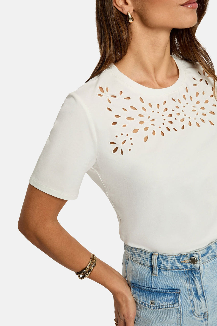 T-shirt blanc Morgan De Toi, à manches courtes et perforations décoratives autour de l'encolure, porté avec un jean.