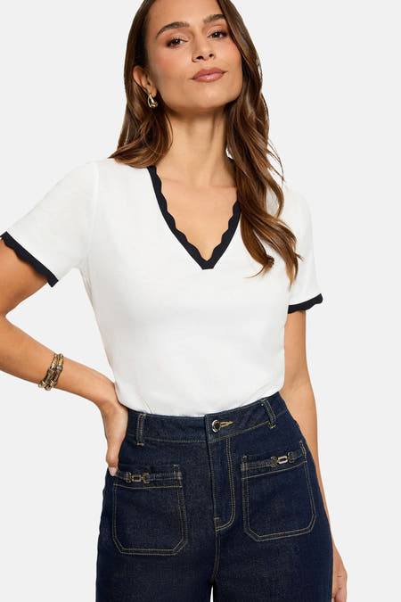 Wit T-shirt met korte mouwen van Morgan De Toi, met een donkerblauwe bies en gecombineerd met een donkerblauwe jeans.