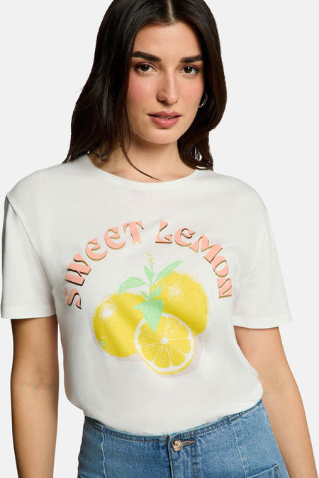 T-shirt blanc à manches courtes de Morgan De Toi, combiné avec un jean bleu et des talons hauts, vu de dos.