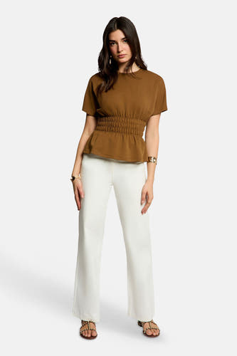 Bruine blouse met korte mouwen en elastische taille van Morgan De Toi, gedragen met witte broek en gouden sieraden, front view