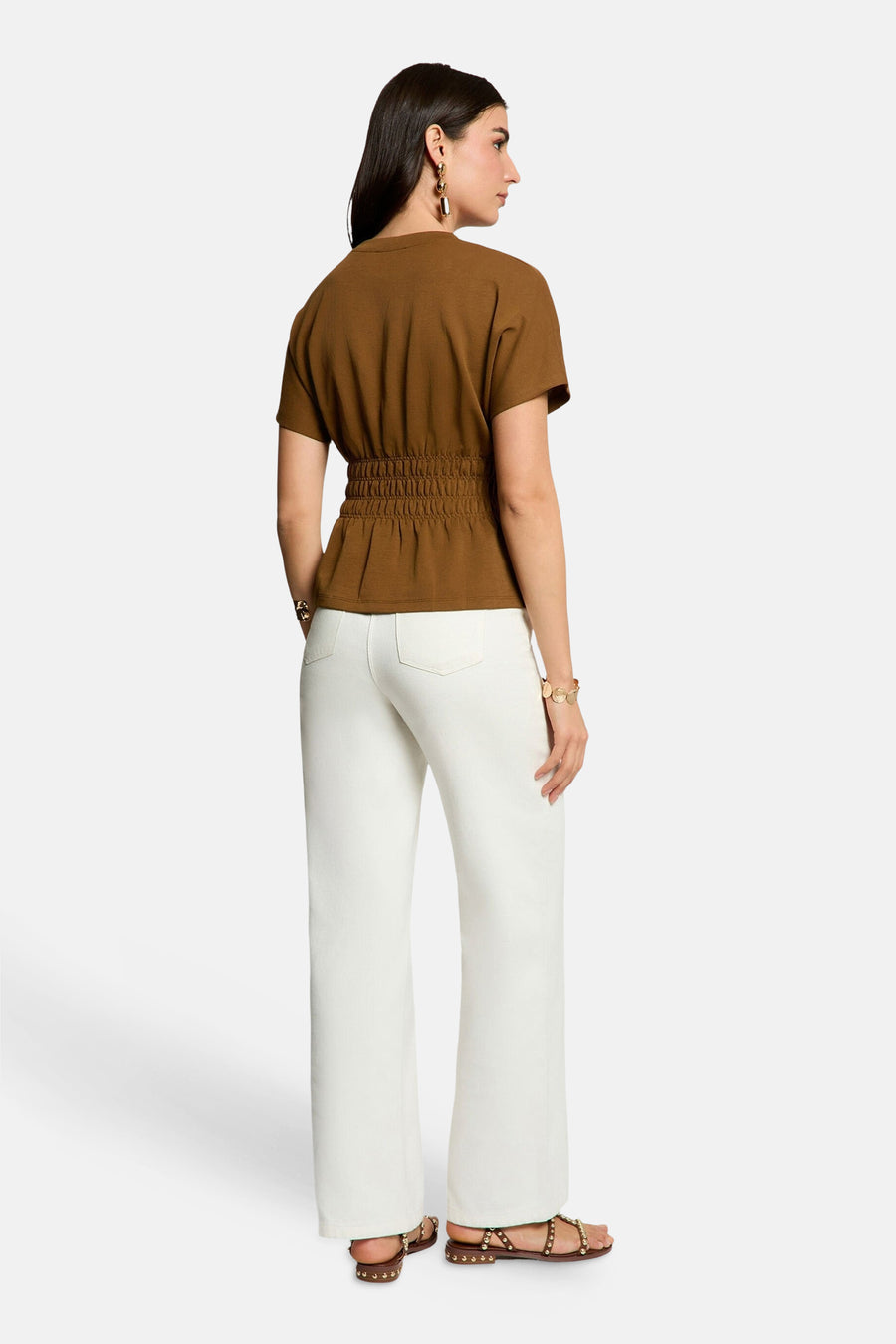 Bruine blouse met korte mouwen van Morgan De Toi, elastische taille, achterzijde, model in witte broek en sandalen