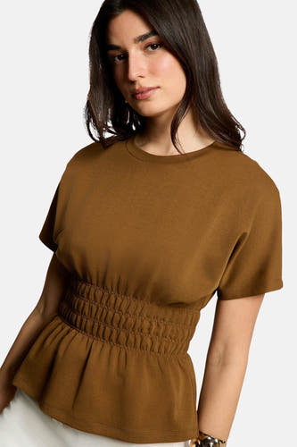 Bruine blouse met korte mouwen en elastische taille van Morgan De Toi, voorzien van ruches en ronde hals, vooraanzicht op model