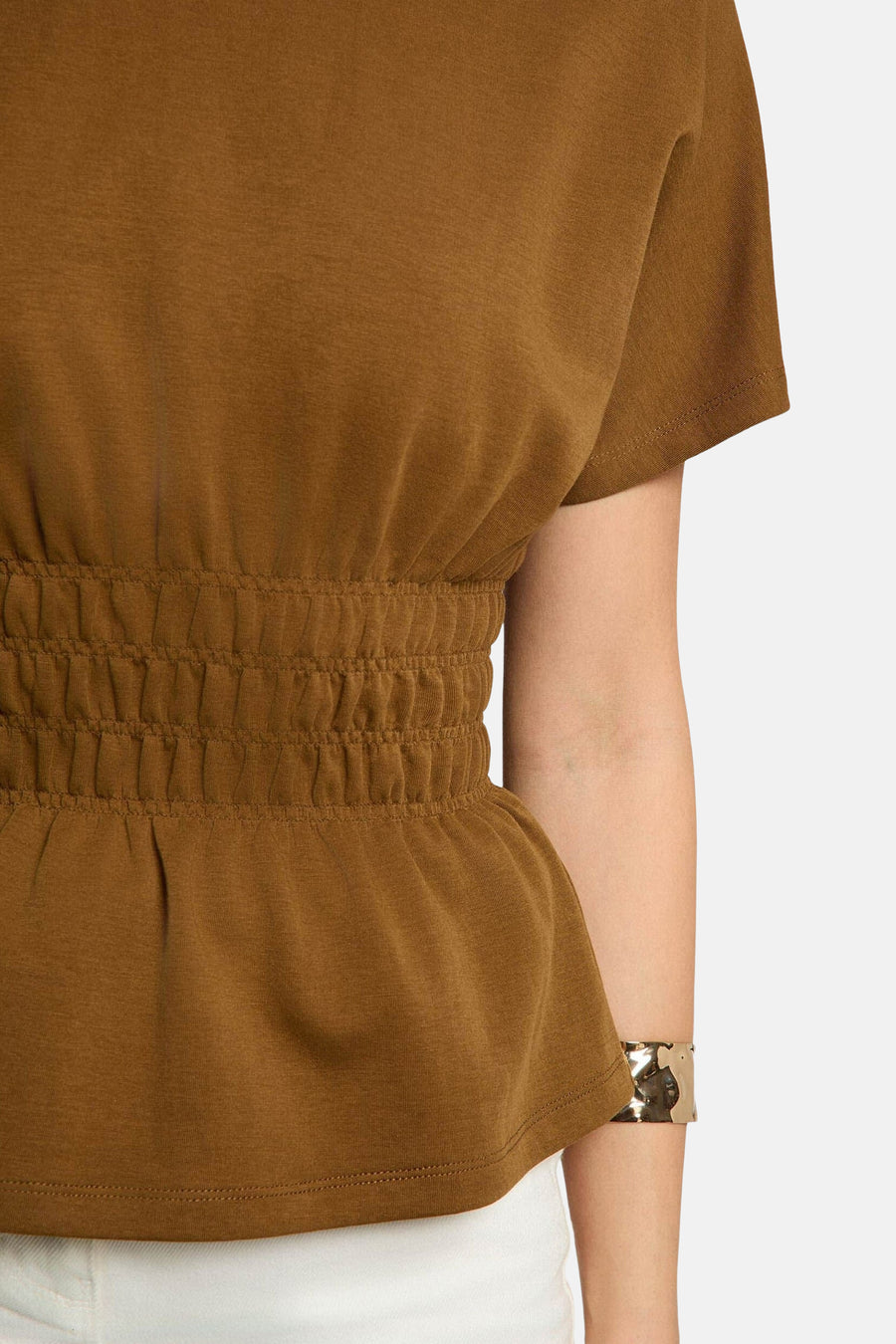 Bruine blouse met korte mouwen van Morgan De Toi, elastische taille met plooien, zijdelingse close-up, model draagt gouden armband