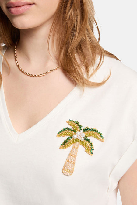 Witte korte mouwen T-shirt met palmboom borduurwerk van Morgan De Toi, gedragen met gouden ketting, close-up vooraanzicht