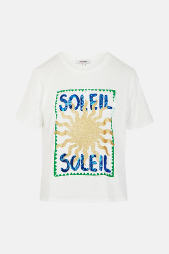 T-shirt blanc Morgan De Toi avec un soleil doré à paillettes et des paillettes bleues 'SOLEIL', entouré d'un bord dentelé vert.
