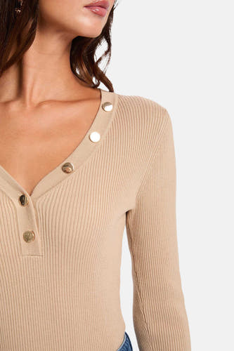 T-shirt beige à longues manches de Morgan De Toi, avec des détails de boutons dorés sur la ligne du col et une texture côtelée.