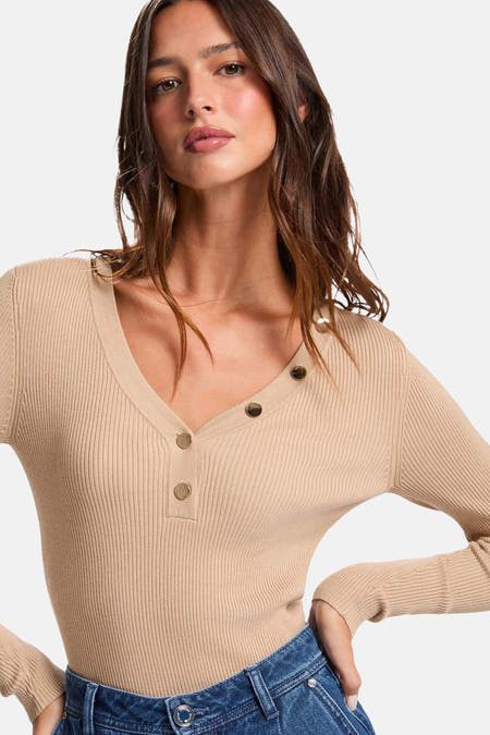 T-shirt beige à longues manches de Morgan De Toi, avec un col V et des détails de boutons.