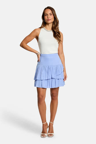 Haut blanc sans manches de Morgan De Toi, avec un décolleté élégant et combiné avec une jupe bleue.